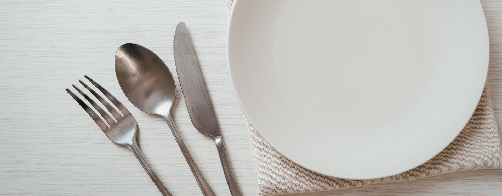 Couverts et assiette vide posés sur une table